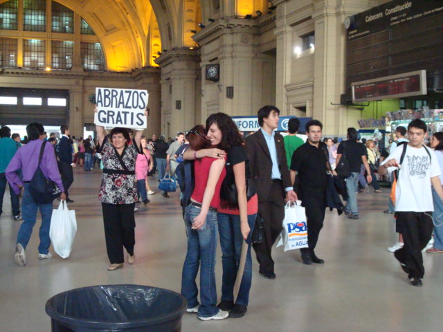 Abrazos gratis en plena estación Constitución