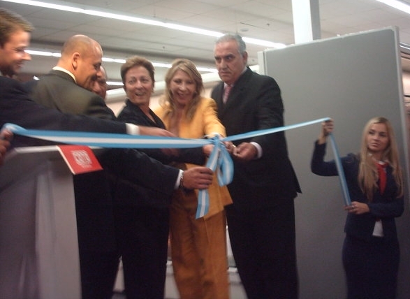 Al final, fue inaugurado el discutido supermercado de Banfield