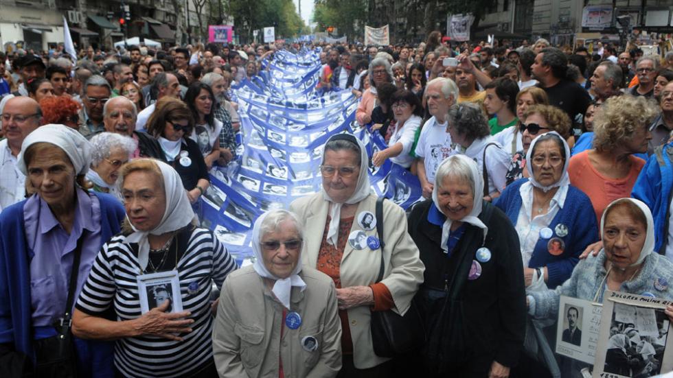 Charly, los guardapolvos y el grito de siempre