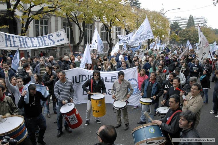 Judiciales y médicos bonaerenses se movilizaron por mejoras salariales