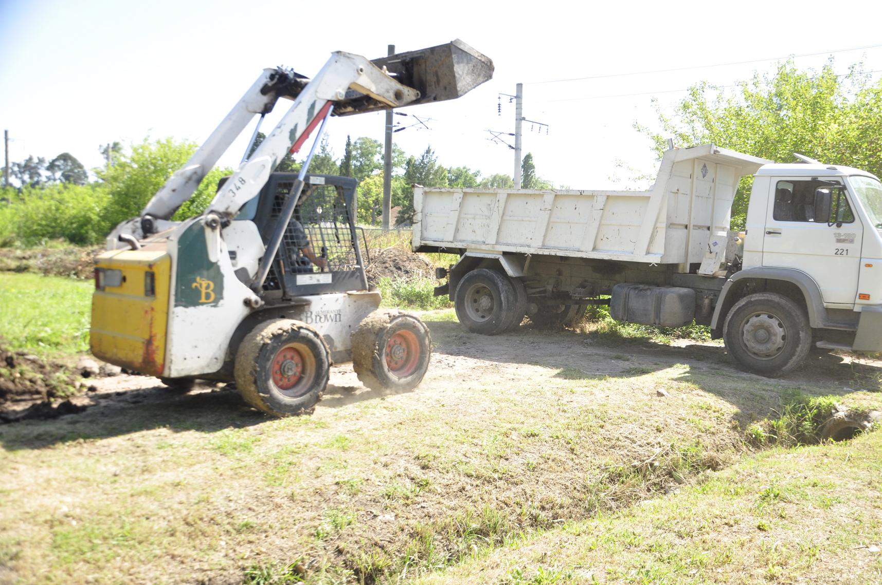 El Municipio de Almirante Brown efectuó tareas de limpieza en el Barrio Ipona