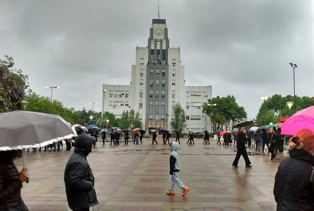 Decenas de mujeres gritaron “Ni una menos” en la Plaza Grigera