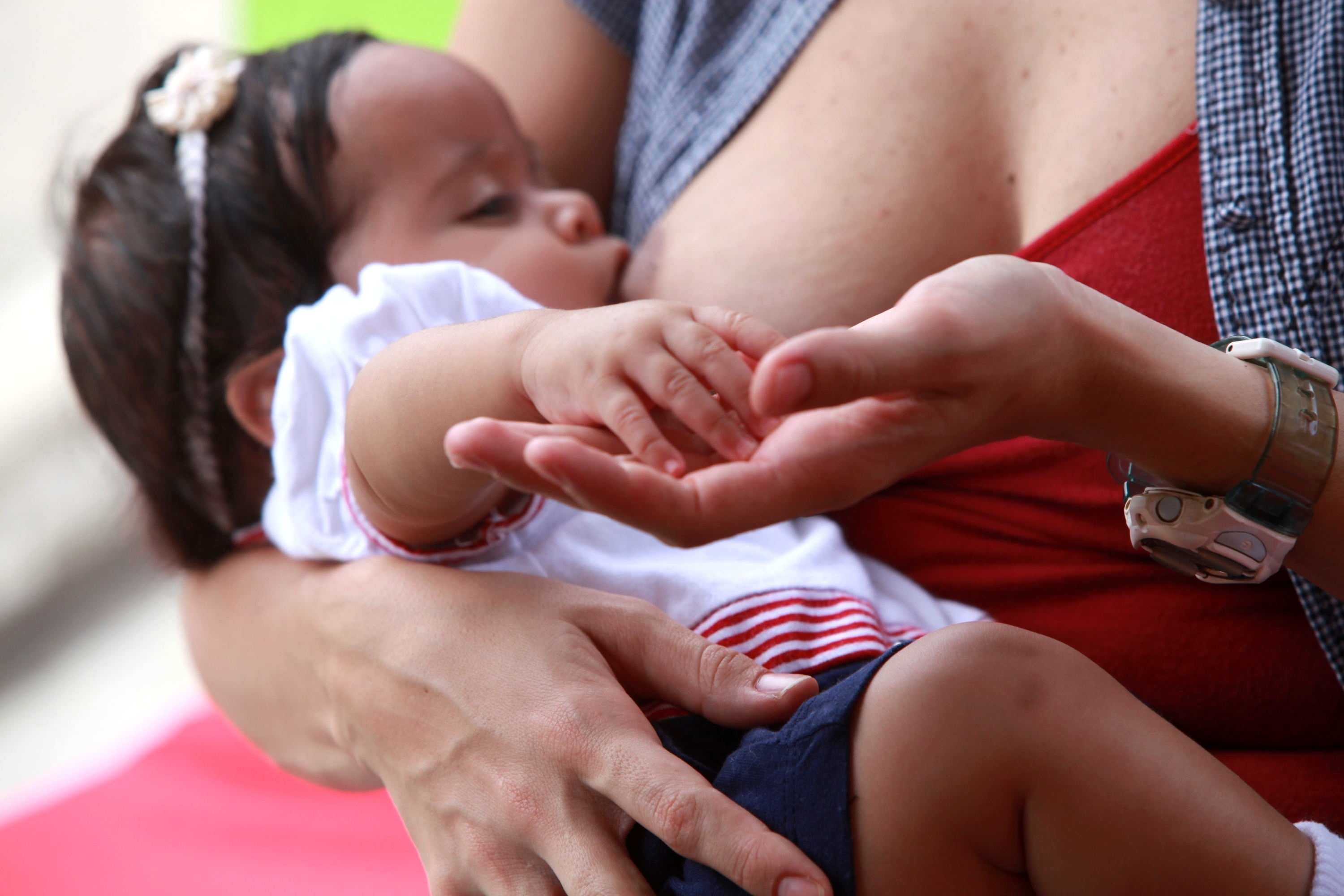 Recomiendan amamantar a los bebes para evitar el riesgo de muerte súbita