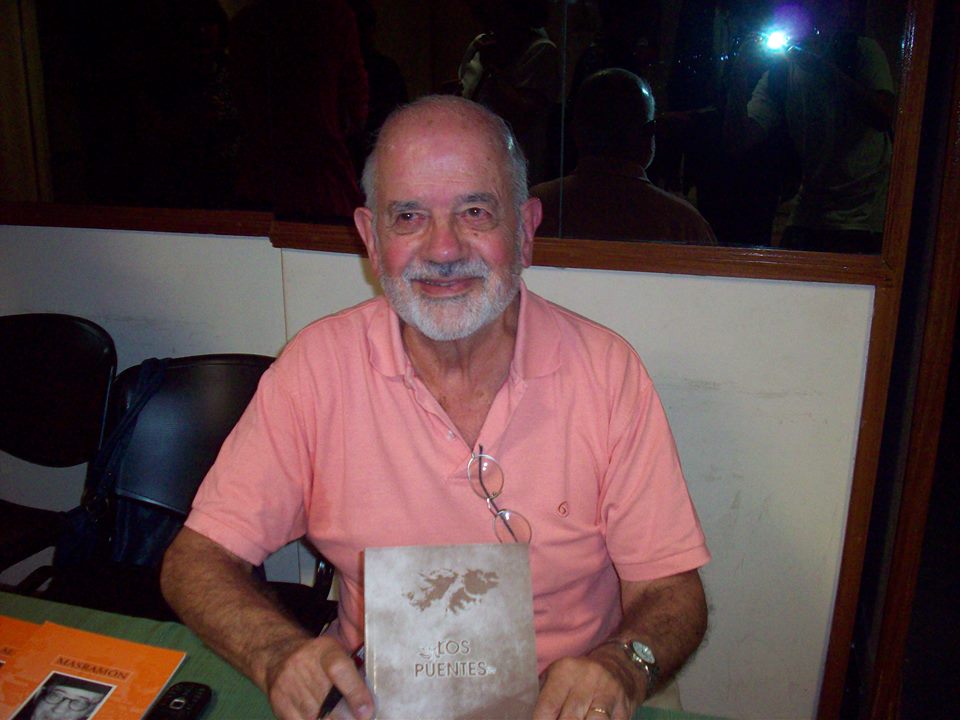 Salgado presentó su libro “Los puentes” en Brown